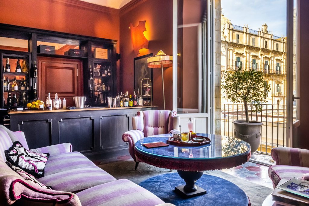 In Noto, overlooking its Cathedral, the boutique hotel Q92